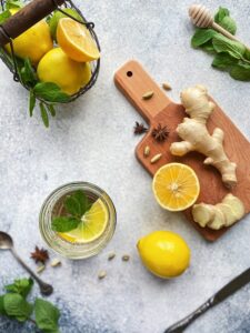 Gengibre e os benefícios, está numa mesa com rodelas de laranja
