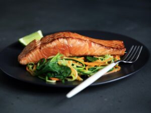 Ômega 3, um prato com salmão e salada.