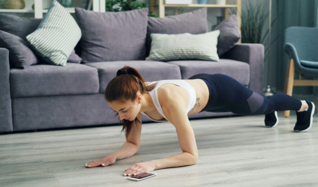 Mulher fazendo exercícios em casa