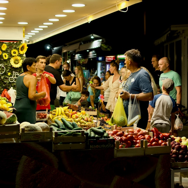 10 alimentos ricos em fibras, pessoas comprando numa feira de alimentos.