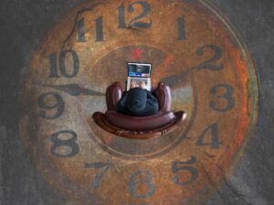 5 dicas para programar o tempo, uma pessoa trabalhando dentro de um relógio