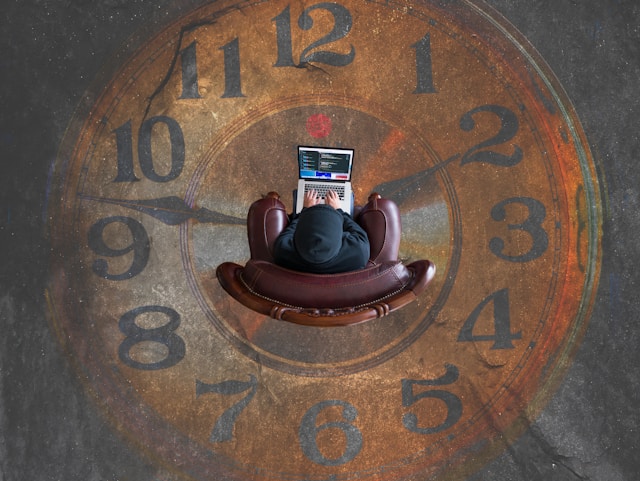 5 dicas para programar o tempo, uma pessoa trabalhando dentro de um relógio