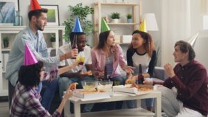 Idade Celular, vários jovens de diferentes idades confraternizando com bebidas e comidas