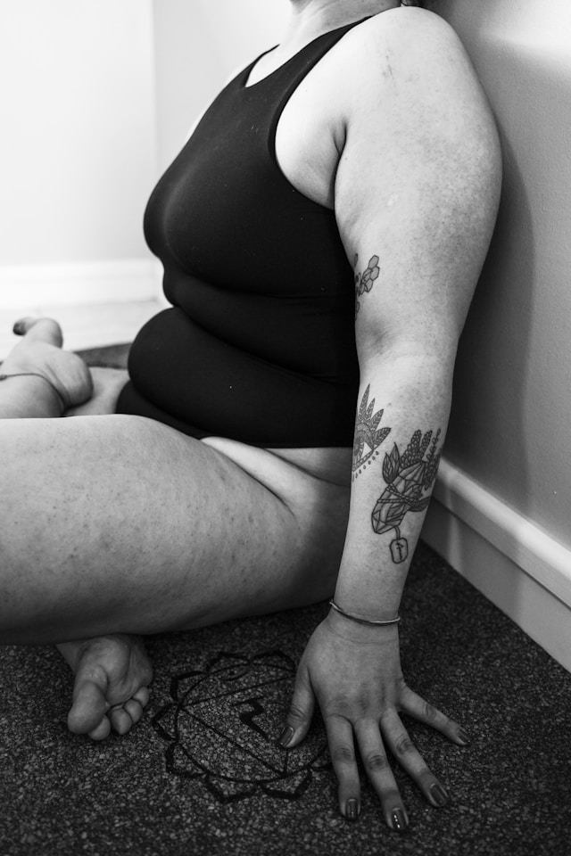 Lipedema, uma mulher sentada no chão