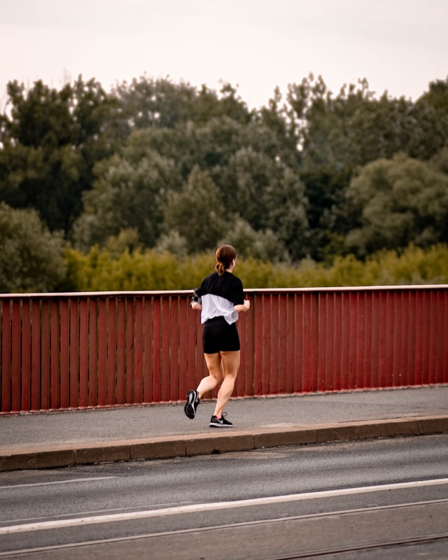 Correr na rua, mulher correndo na rua