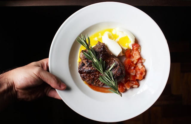 Dieta Low Carb, um prato com pouca comida.