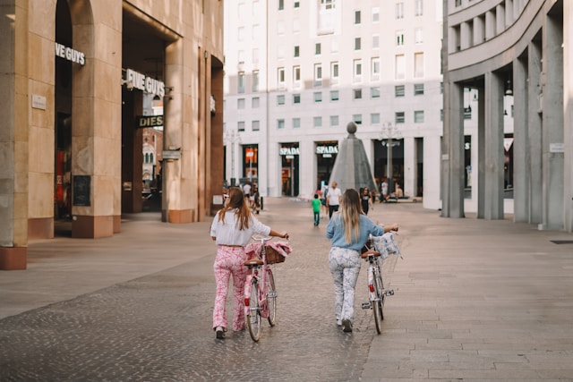Pedalar na rua, 2 moças com bicicleta