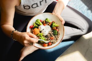 Reeducação alimentar, uma mulher comendo uma alimentação saudável