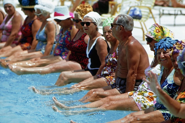Sarcopenia, muitos idosos na beira da piscina