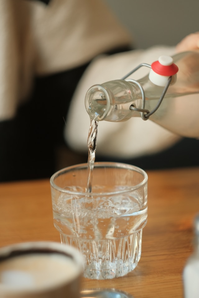 tomando água no copo