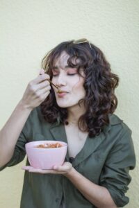 Comer devagar, uma moça comendo.