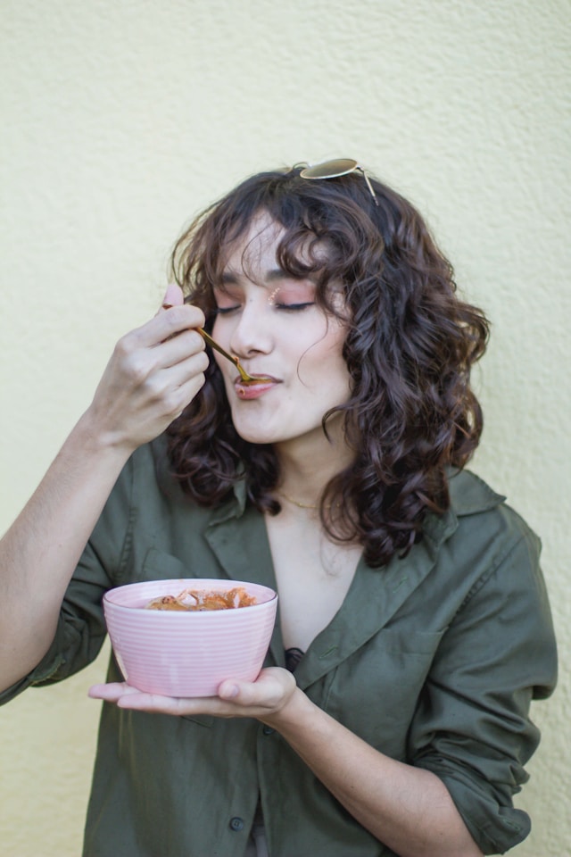 Comer devagar, uma moça comendo.
