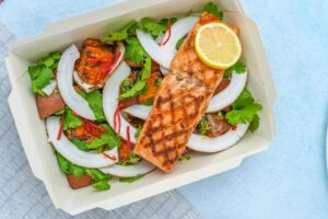 Dieta Mediterrânea, prato com salada e salmão