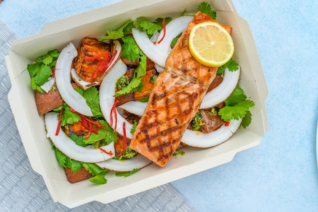 Dieta Mediterrânea, prato com salada e salmão