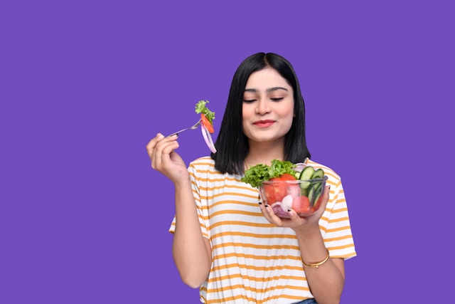 Comer devagar, uma moça com uma cumbuca de salada