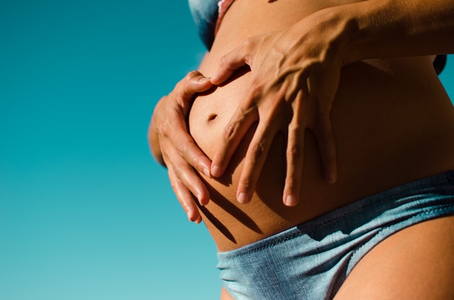 Gestação uma moça com a mão na barriga