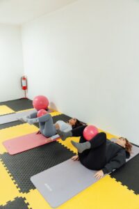 Pilates, duas moças se exercitando.