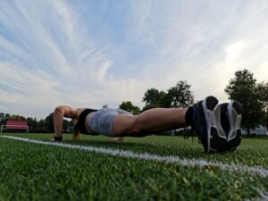 Moça em ar livre em treino de prancha